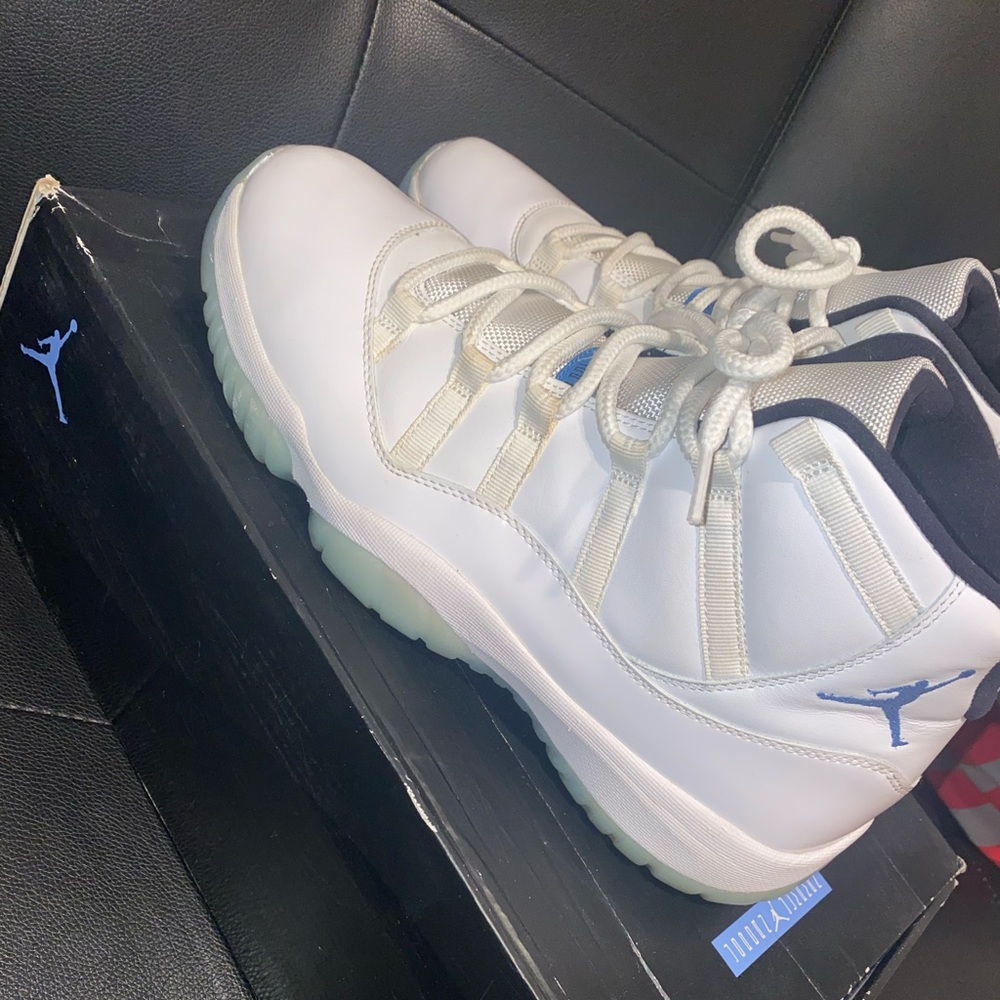 Air Jordan XI Legend Blue